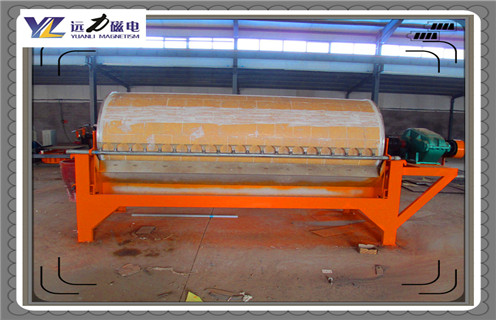 甘肅濕式磁選機質(zhì)量_甘肅濕式磁選機質(zhì)量磁場一般為多少_磁塊如何排列，濕式磁選機按照槽體的不同可分為順流式、逆流式、半逆流式三種。公司提供實驗室，實驗樣機可根據(jù)用戶的物料來自由定做設(shè)備，公司濕式磁選機經(jīng)常銷往設(shè)計院，具有雄厚的生產(chǎn)技術(shù)，有問題可隨時聯(lián)系我們，歡迎您的來電。 一、甘肅濕式磁選機質(zhì)量_甘肅濕式磁選機質(zhì)量磁場一般為多少_磁塊如何排列 1、濕式磁選機當漿流入磁場區(qū)時，其中強磁性礦物被吸附在圓筒表面，弱磁性和非磁性礦物被分選后排除，而吸附在圓筒表面的強磁性礦物隨圓筒的旋轉(zhuǎn)被帶出磁場區(qū)。 2、旋轉(zhuǎn)式適用于細粒強(中強)磁性礦物的干選，由于高速旋轉(zhuǎn)的作用，使磁性顆粒的磁滾翻次數(shù)大大高于普通磁選機，這對于破環(huán)磁團聚，提高富礦比具有顯著的效果，礦物經(jīng)分選后被分離成磁性物和非磁性物兩種，分別從各自的排礦口排出該機，適用于礦石粒度為0.6-6mm的粗選和jing選。 3、同一圓筒可配三種槽體，即順流槽(CTS)選別粒度≤6mm，逆流糟(CTN)選別粒度≤0.6mm，我公司生產(chǎn)的半逆流濕式磁選機適用于磁鐵礦、磁黃鐵礦、焙燒礦、鈦鐵礦等物料的濕式磁選，也用于煤、非金屬礦、建材等物料的除鐵作業(yè)。